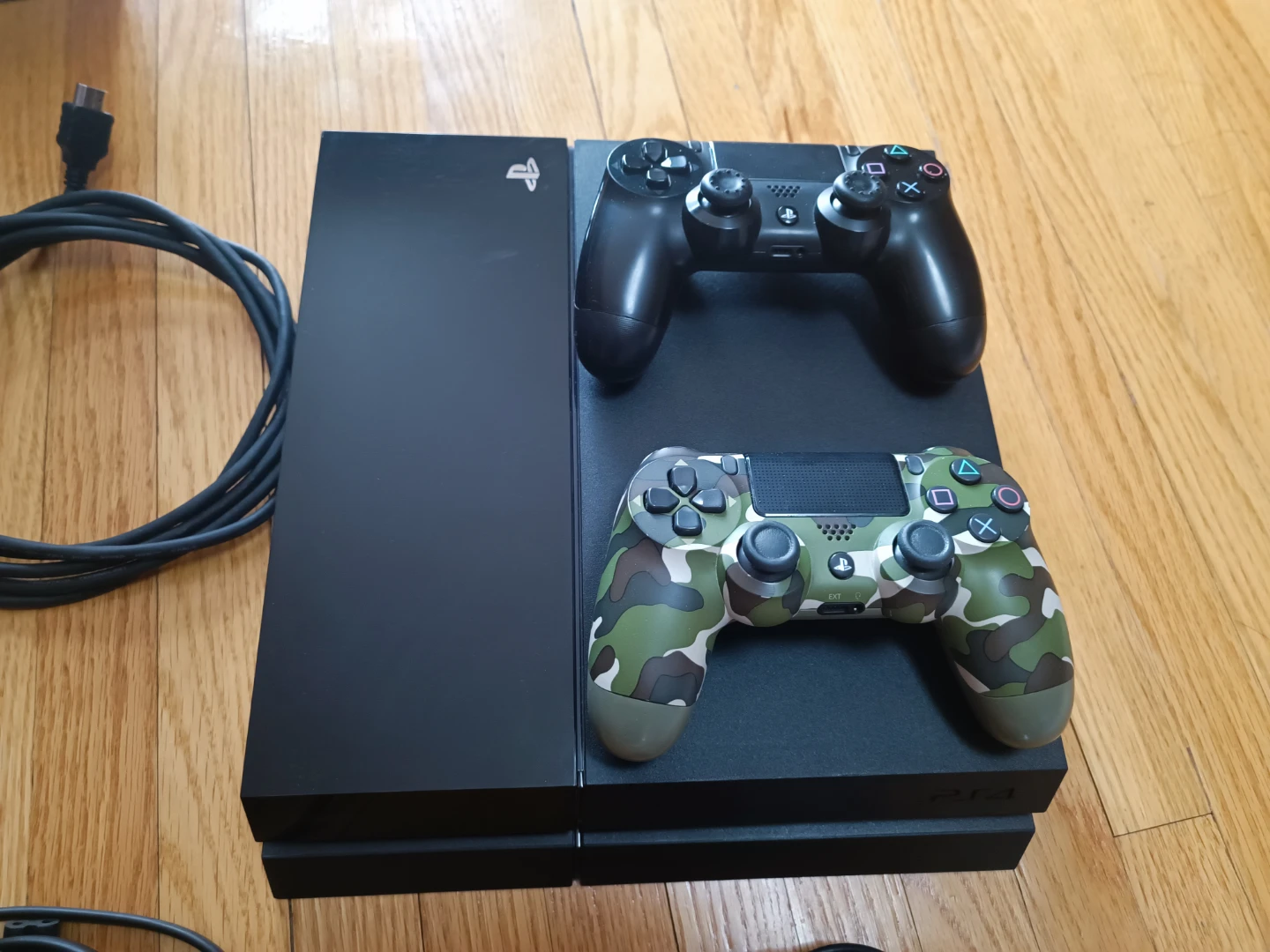 Sony PlayStation 4 gaming console in black with many accessories - photo 4