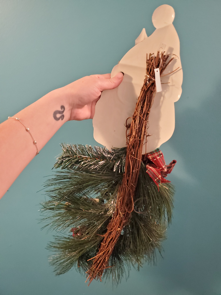 Santa Hanging Decor (indoor or outdoor)🥕 #freecycle - photo 2