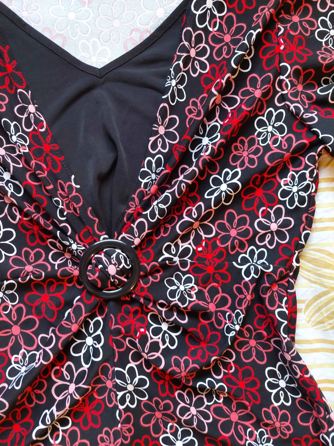 Poet floral top with a cute buckle detail - photo 3