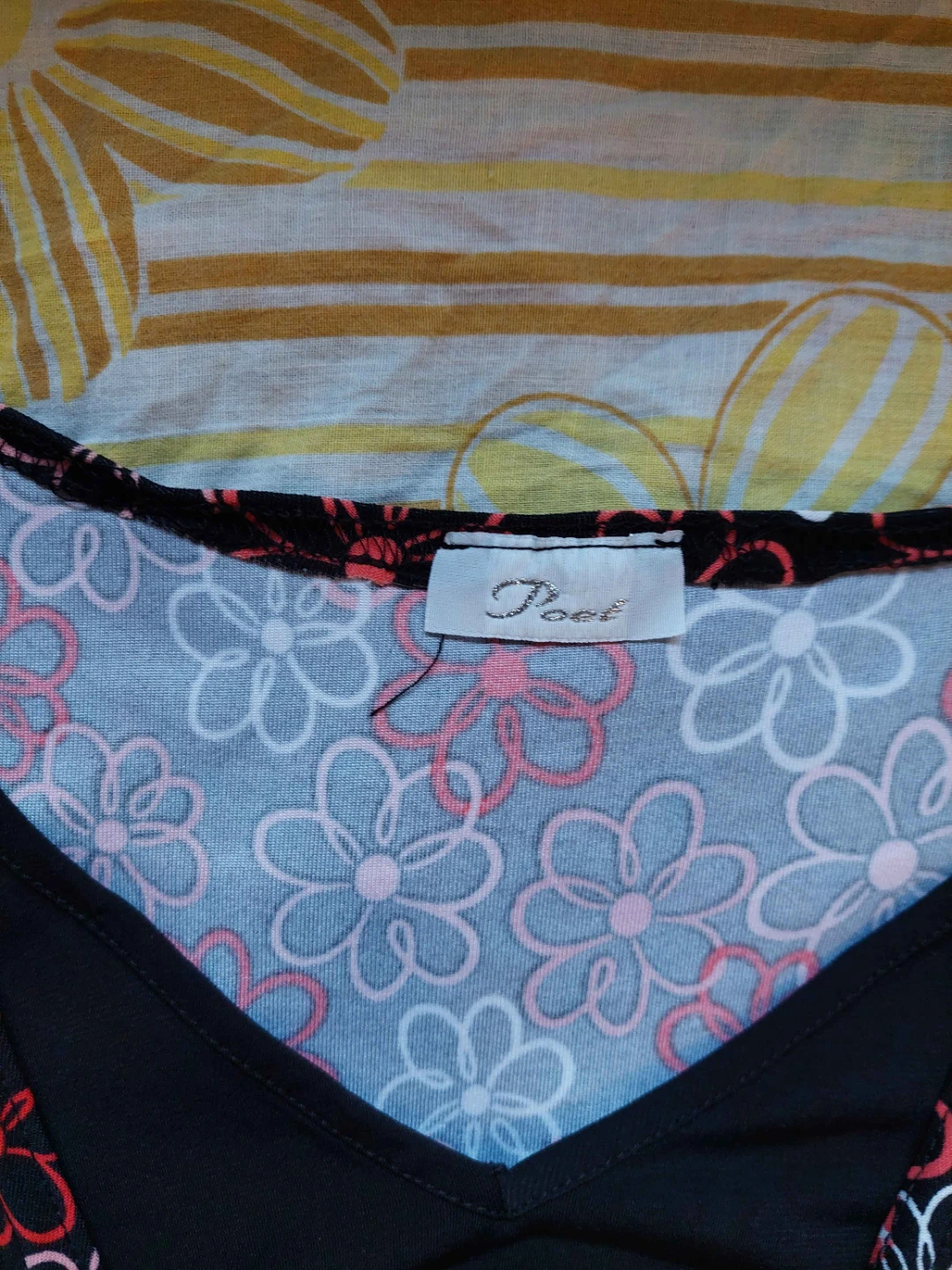 Poet floral top with a cute buckle detail - photo 4