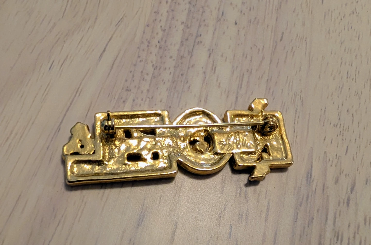 Brand New Christmas "NOEL" Brooch Pin Red Enamel Gold Tone - photo 2