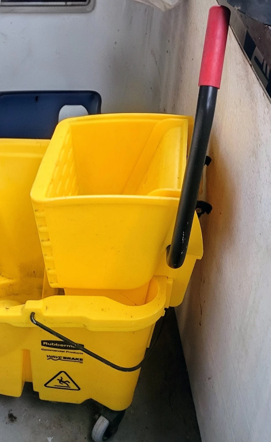 Rubbermaid WaveBrake Mop Bucket