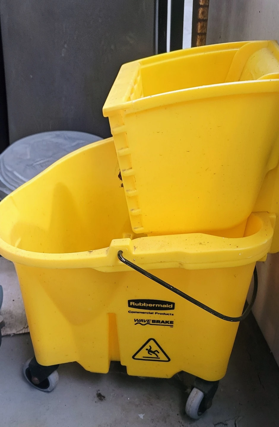 Rubbermaid WaveBrake Mop Bucket - photo 3