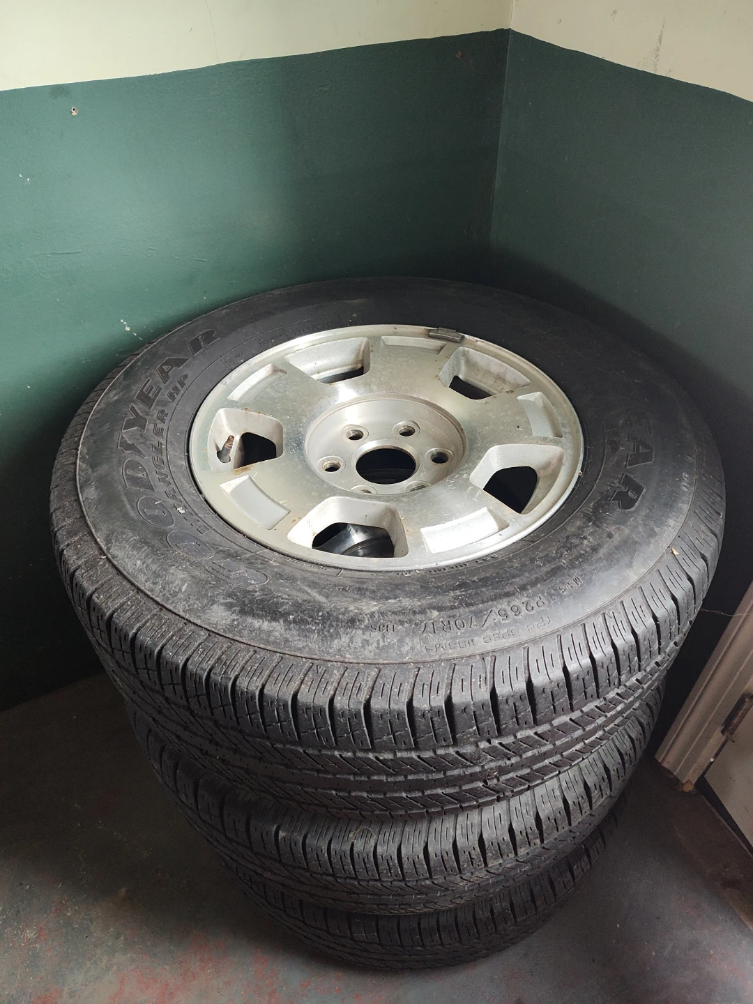 2018 Chevrolet Suburban used tires (3) no caps