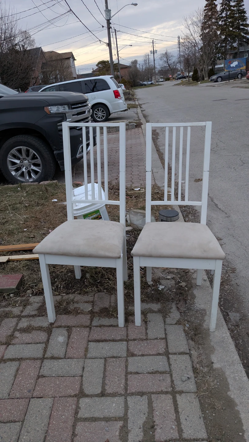 Set of 2 White IKEA Dining Chairs 🥕