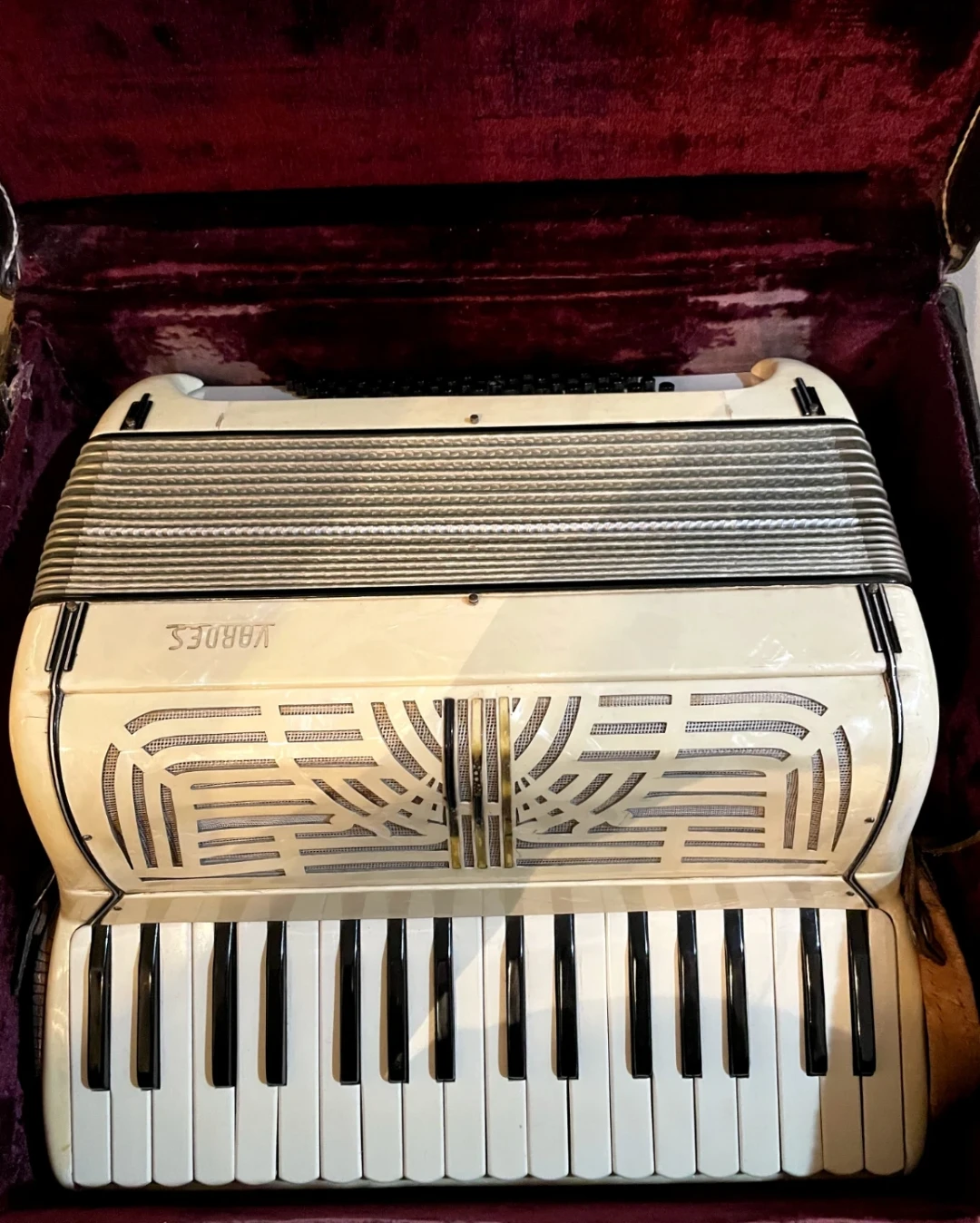 Rare 1960's VARDES Italian Piano Accordion 120 Bass 41 Treble