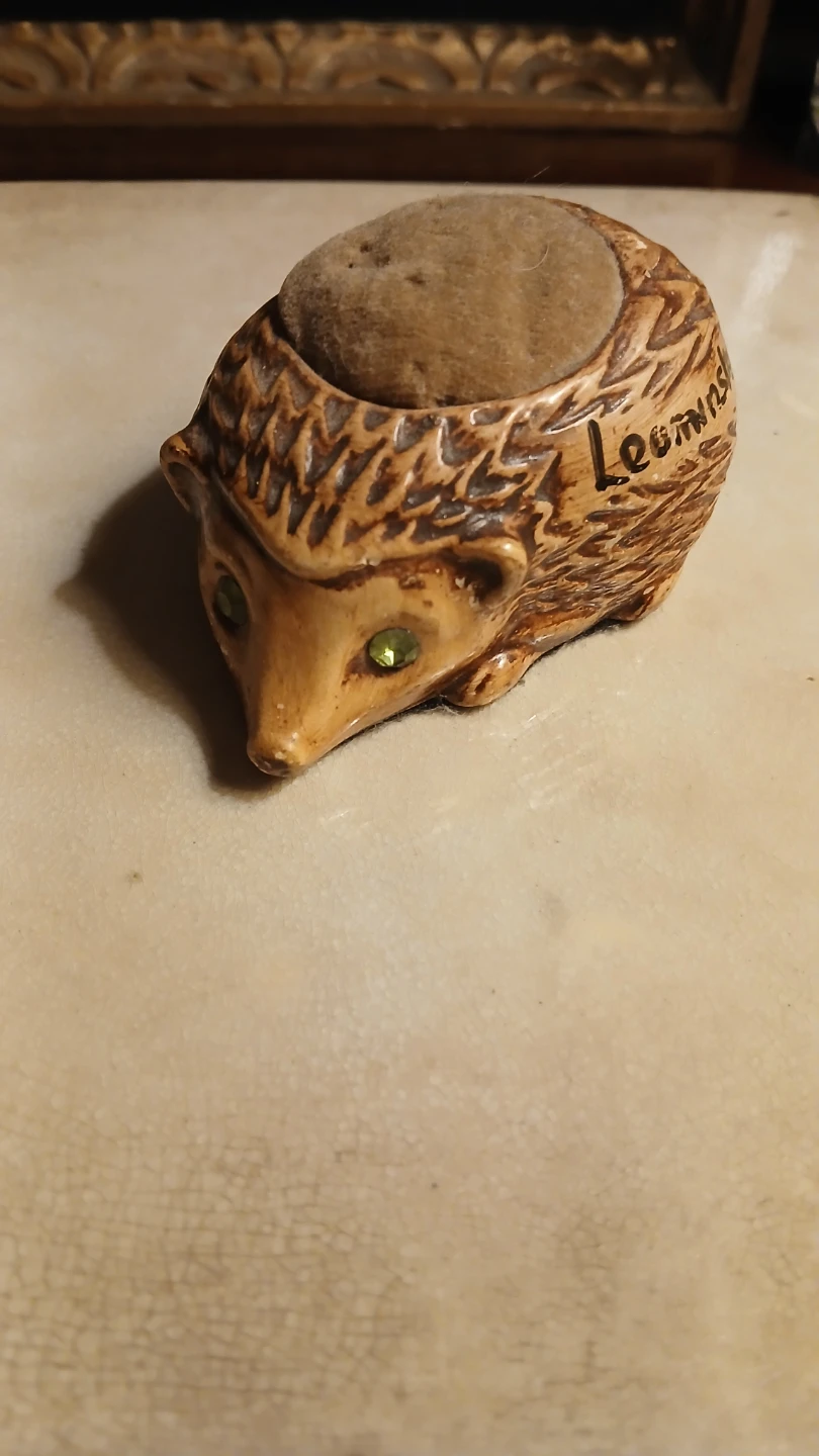 Vintage Manorware Hedgehog Pincushion - photo 2