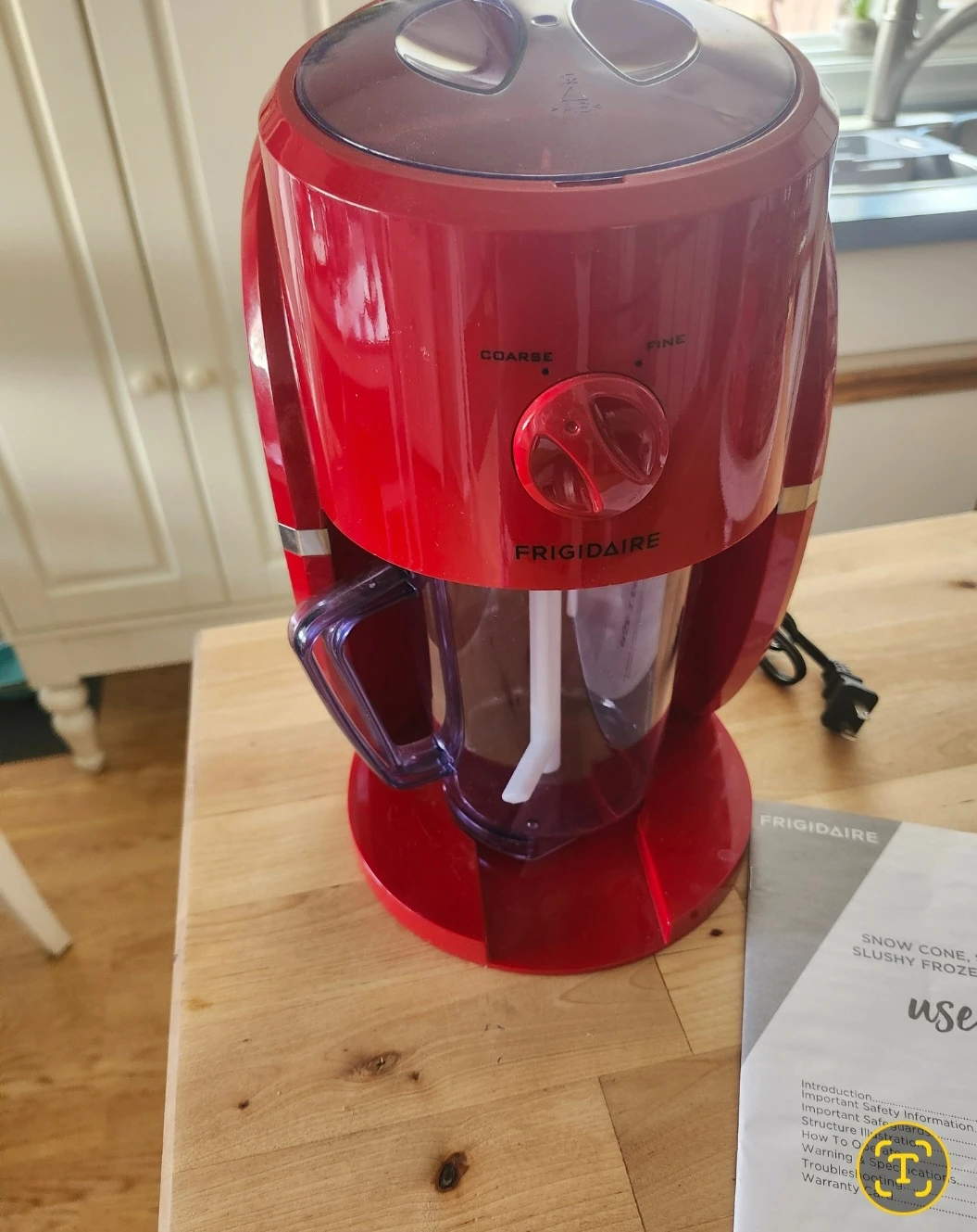 Frigidaire Snow Cone / Slushy Frozen Drink Maker - Red