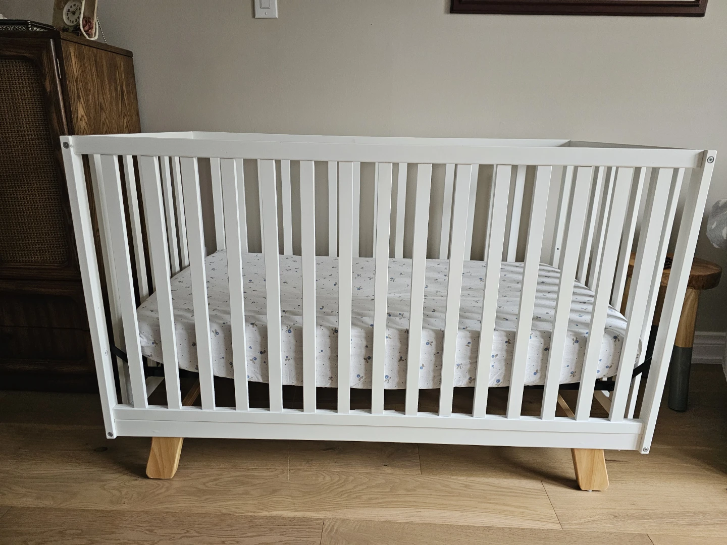 White Baby Crib with Wooden Legs - photo 2