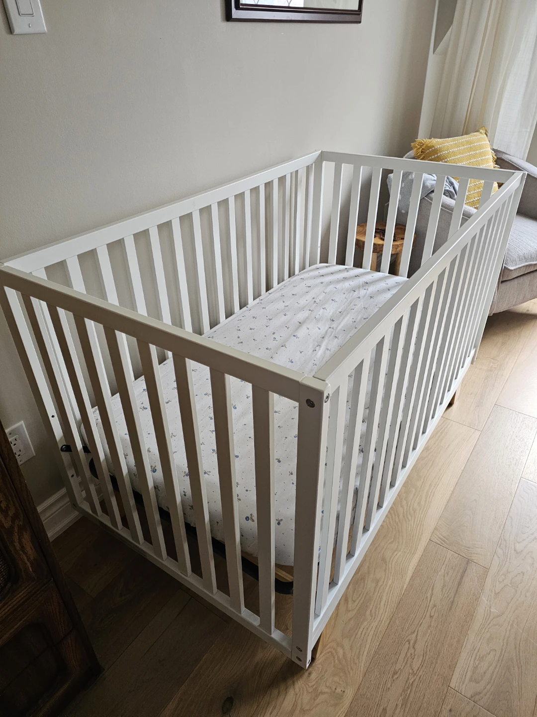 White Baby Crib with Wooden Legs - photo 3