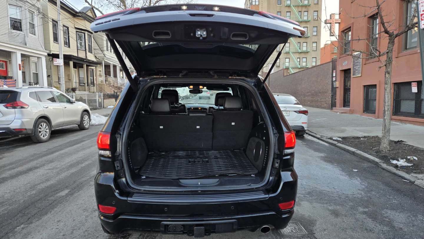 Black Jeep Grand Cherokee SUV - photo 3