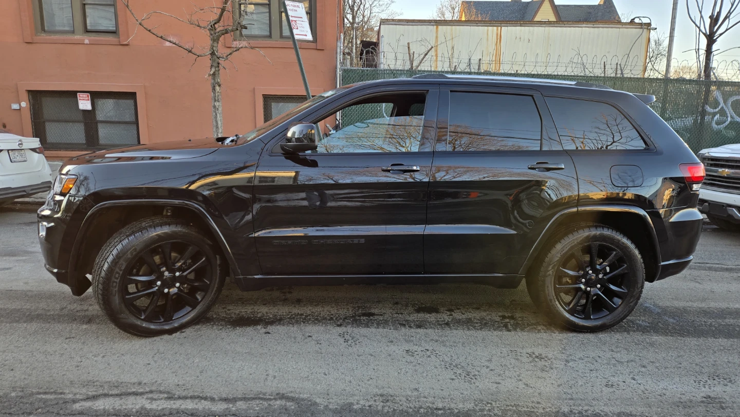 Black Jeep Grand Cherokee SUV - photo 5
