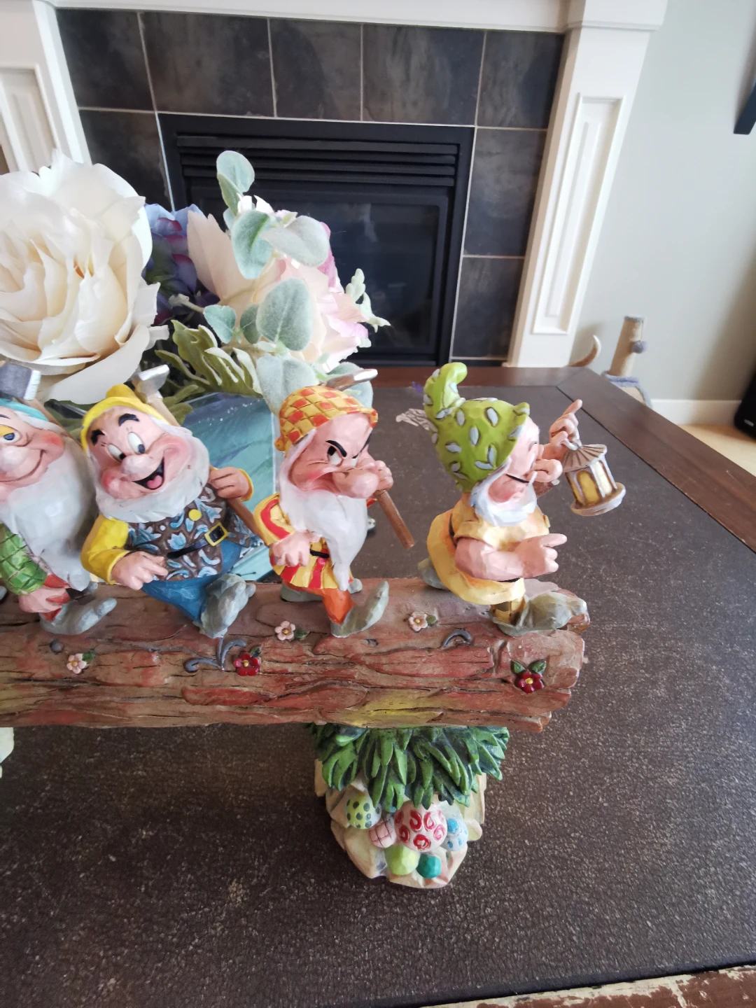 Jim shore Snow White and the Seven Dwarfs Log Figurine - photo 2