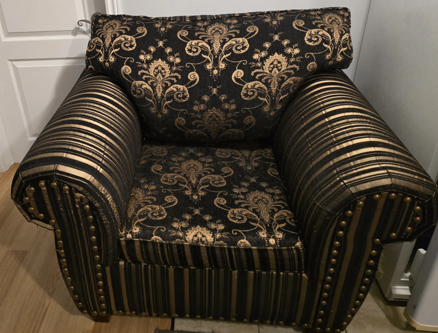 Black and Gold Damask Sofa - photo 2