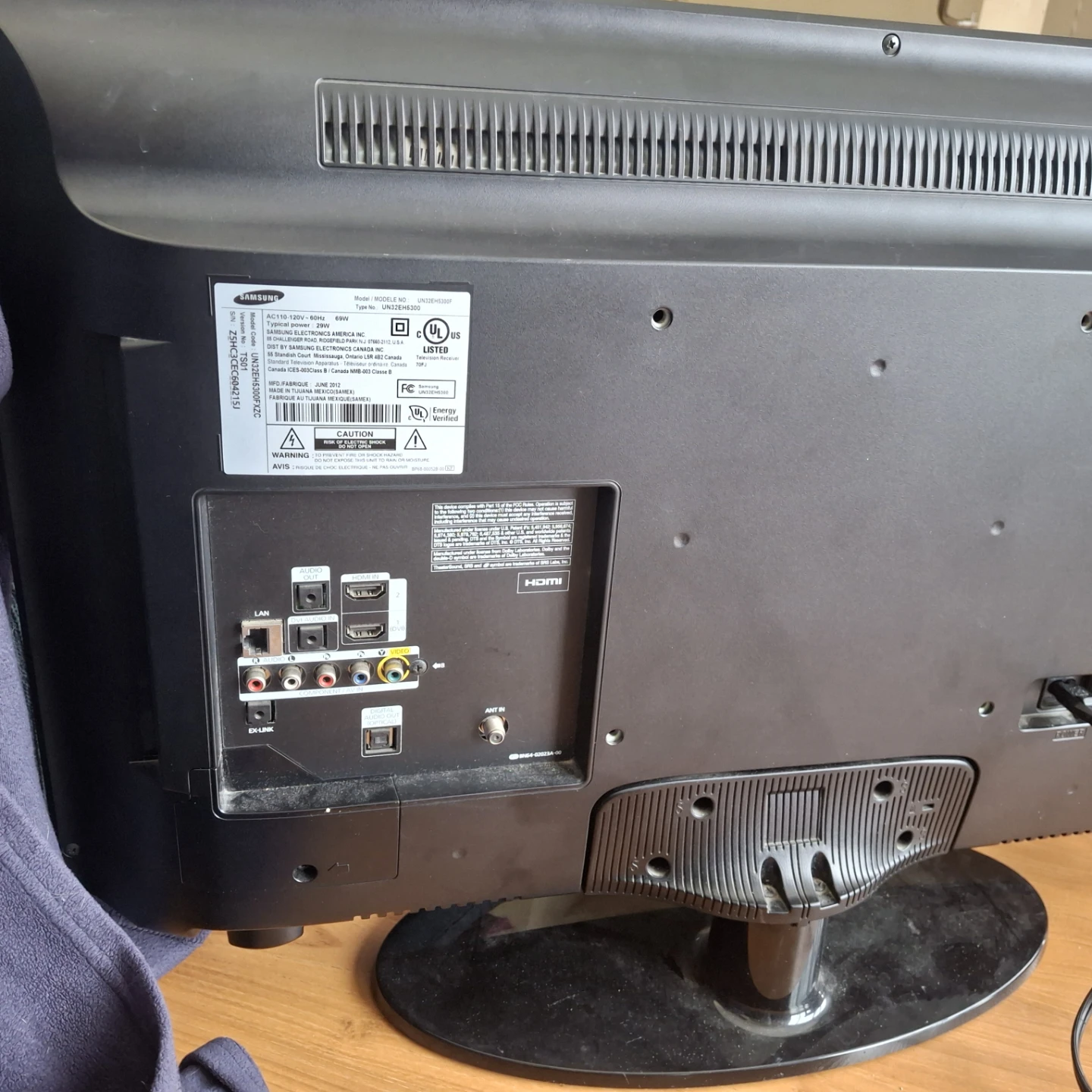 Older Samsung 32" Smart TV good for gaming or computer - photo 2