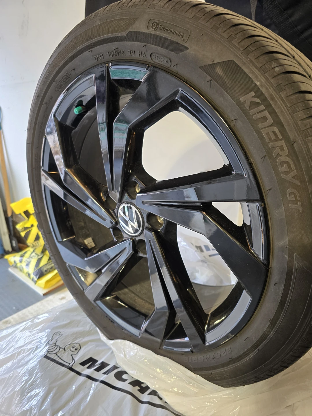 Volkswagen Alloy Wheel with Hankook Tire - photo 2
