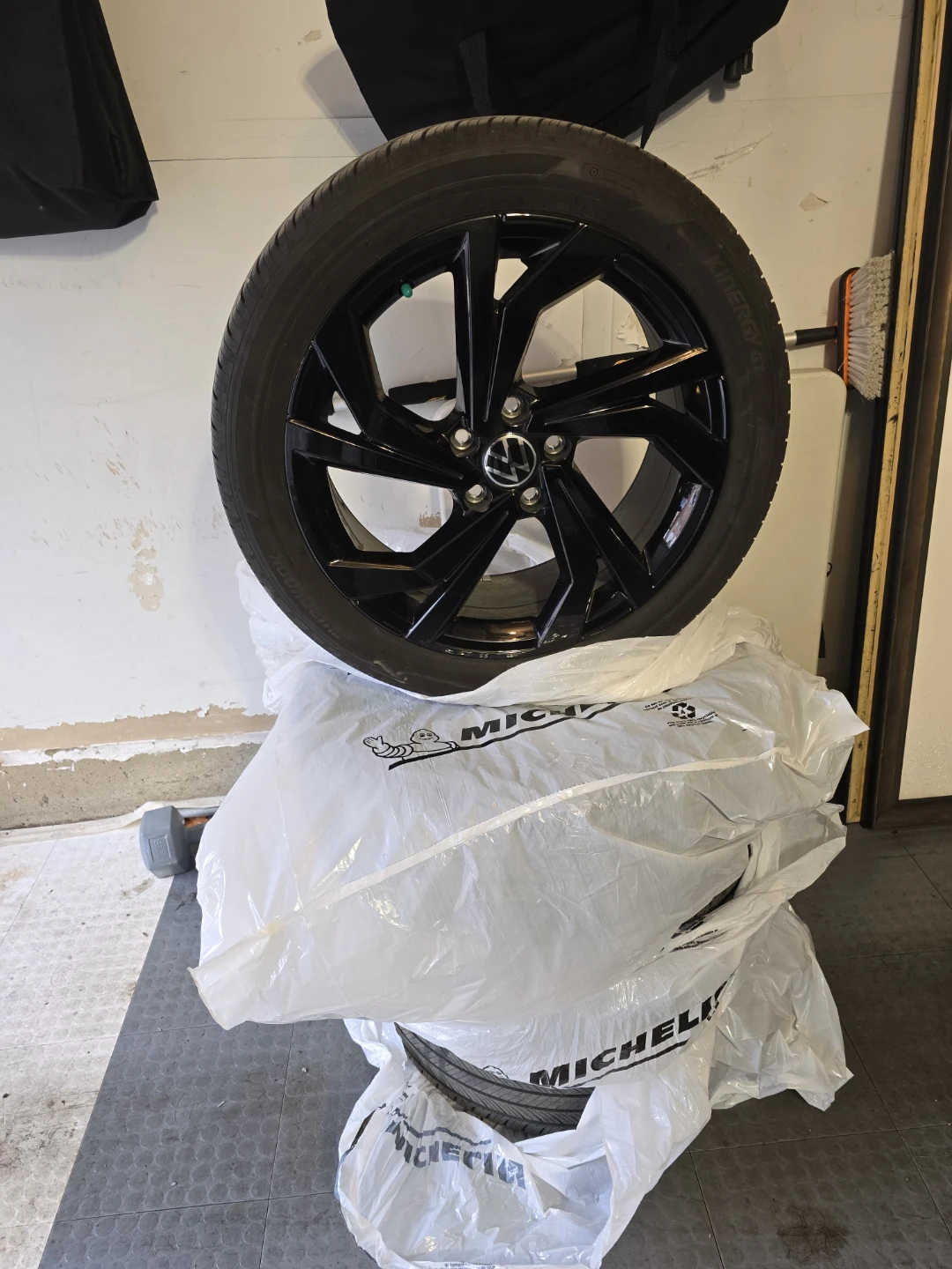 Volkswagen Alloy Wheel with Hankook Tire - photo 3