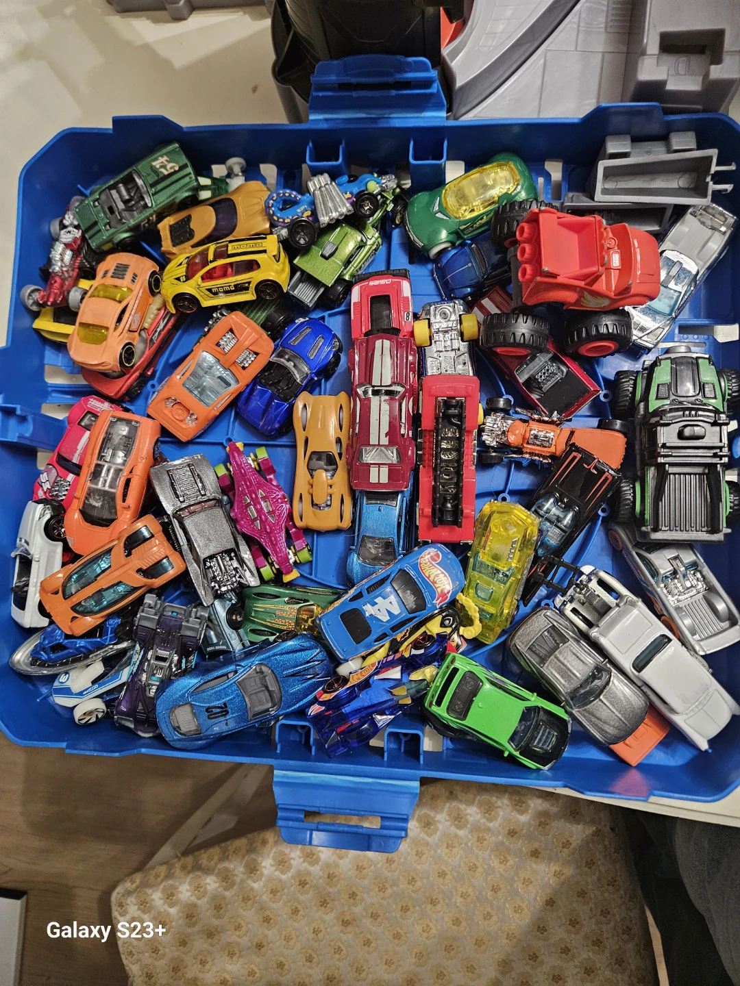 Hot Wheels Ultimate Garage Playset with Cars - photo 5