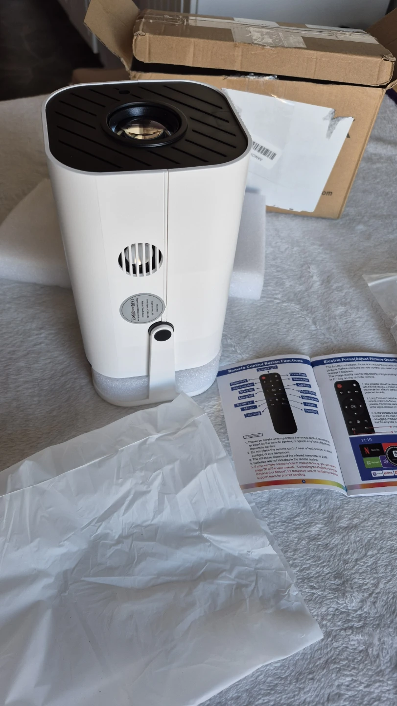 YGSKK Mini Projector with WiFi 6 & Bluetooth 5.3 - photo 2