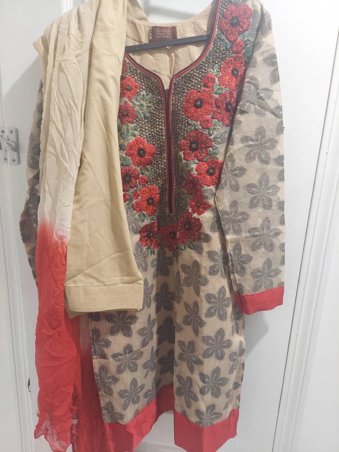 Embroidered Kurti with Dupatta - photo 4
