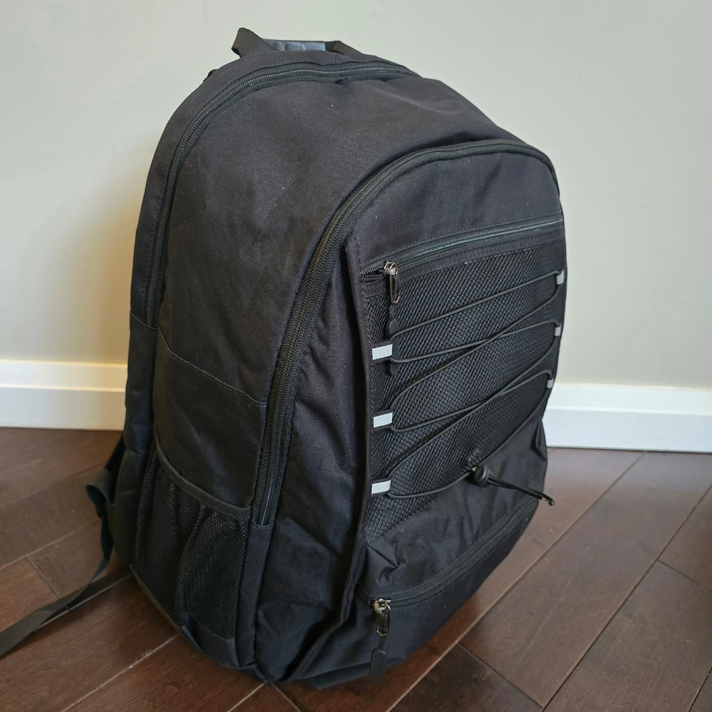 🎒 Black Backpack with Multiple Compartments