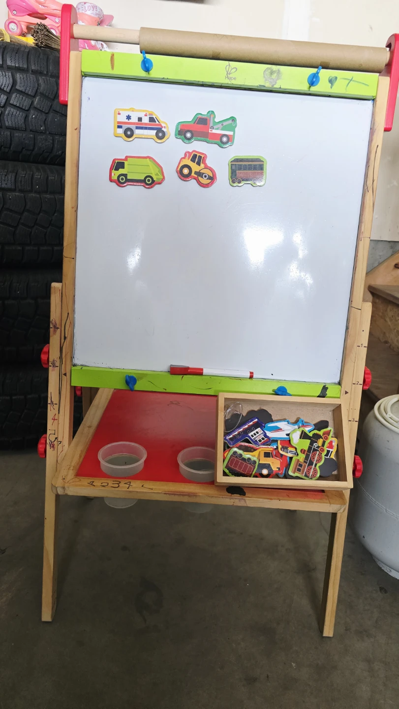 Melissa & Doug Double-Sided Easel with Paper Roll