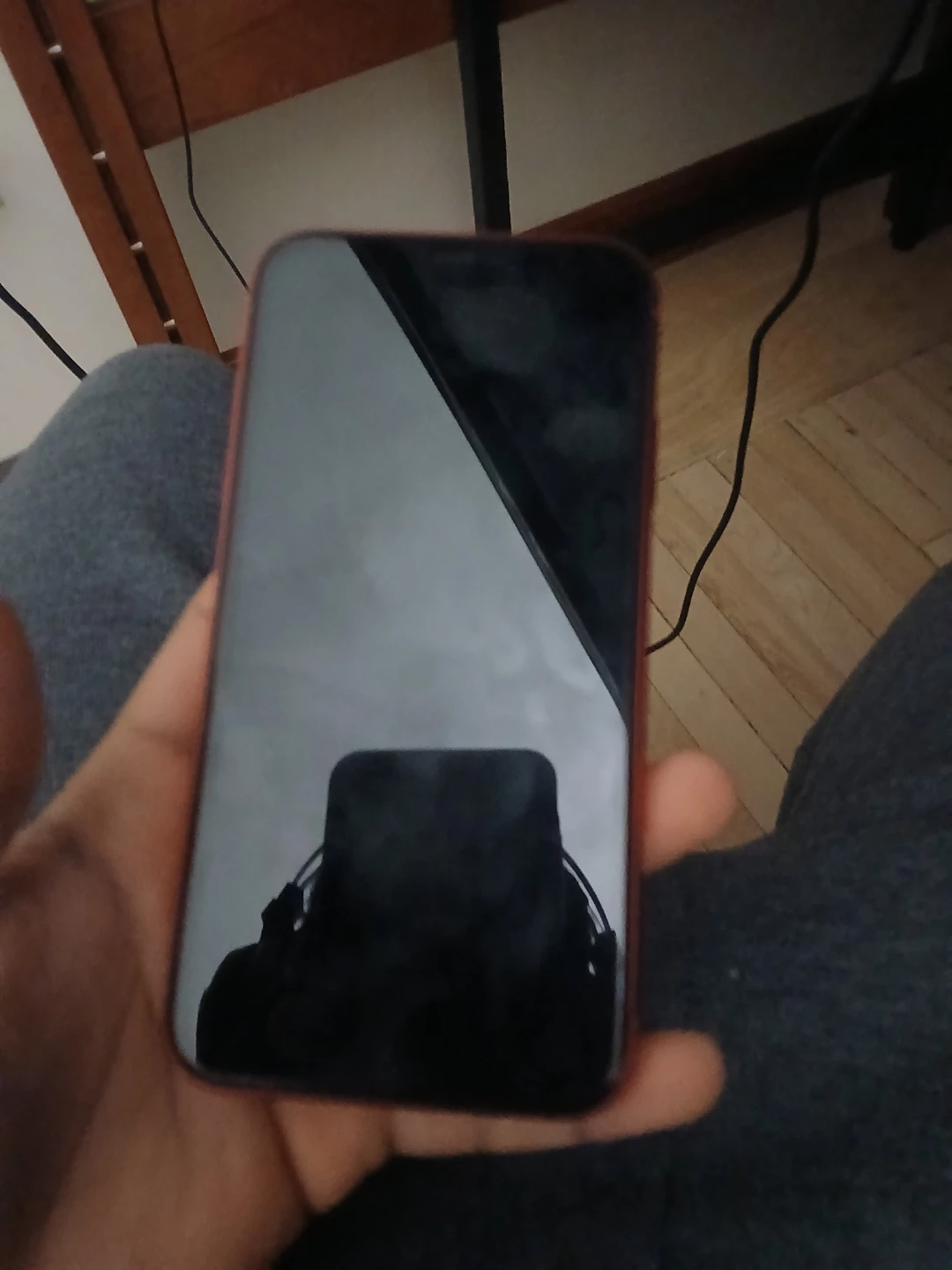 Red Apple iPhone 11 - photo 2