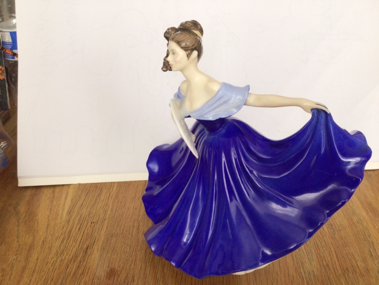 Royal Doulton Elaine HN 2751 Figurine - photo 2