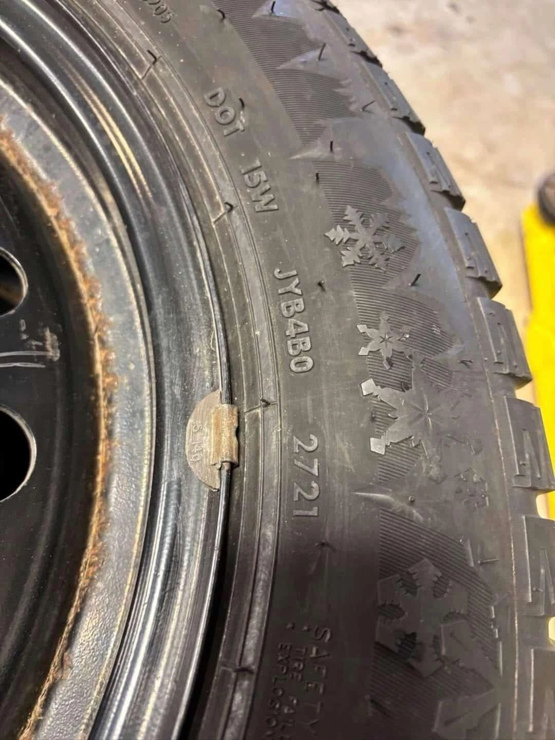 Set of 4 Winter Tires on Rims - 215/60R17 - photo 3