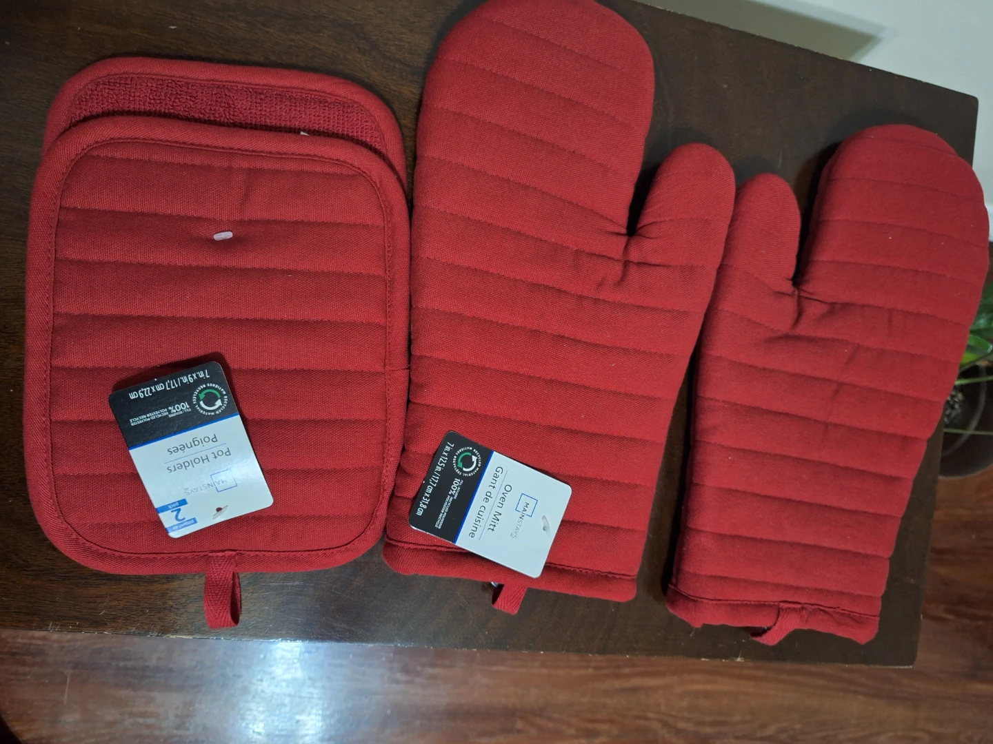 New : Red Pot Holders and Oven Mitts Set