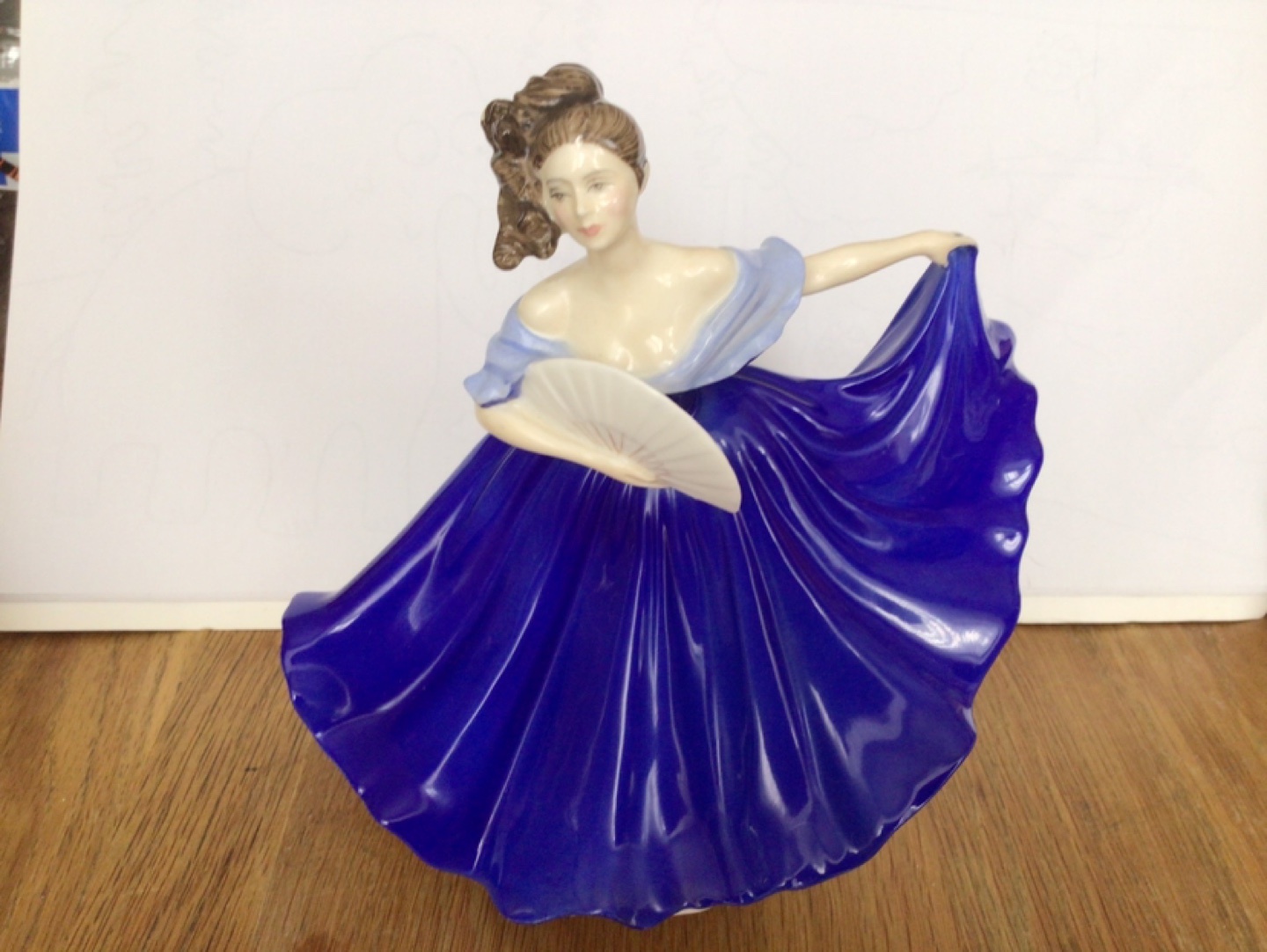 Royal Doulton Elaine HN 2751 Figurine - photo 3