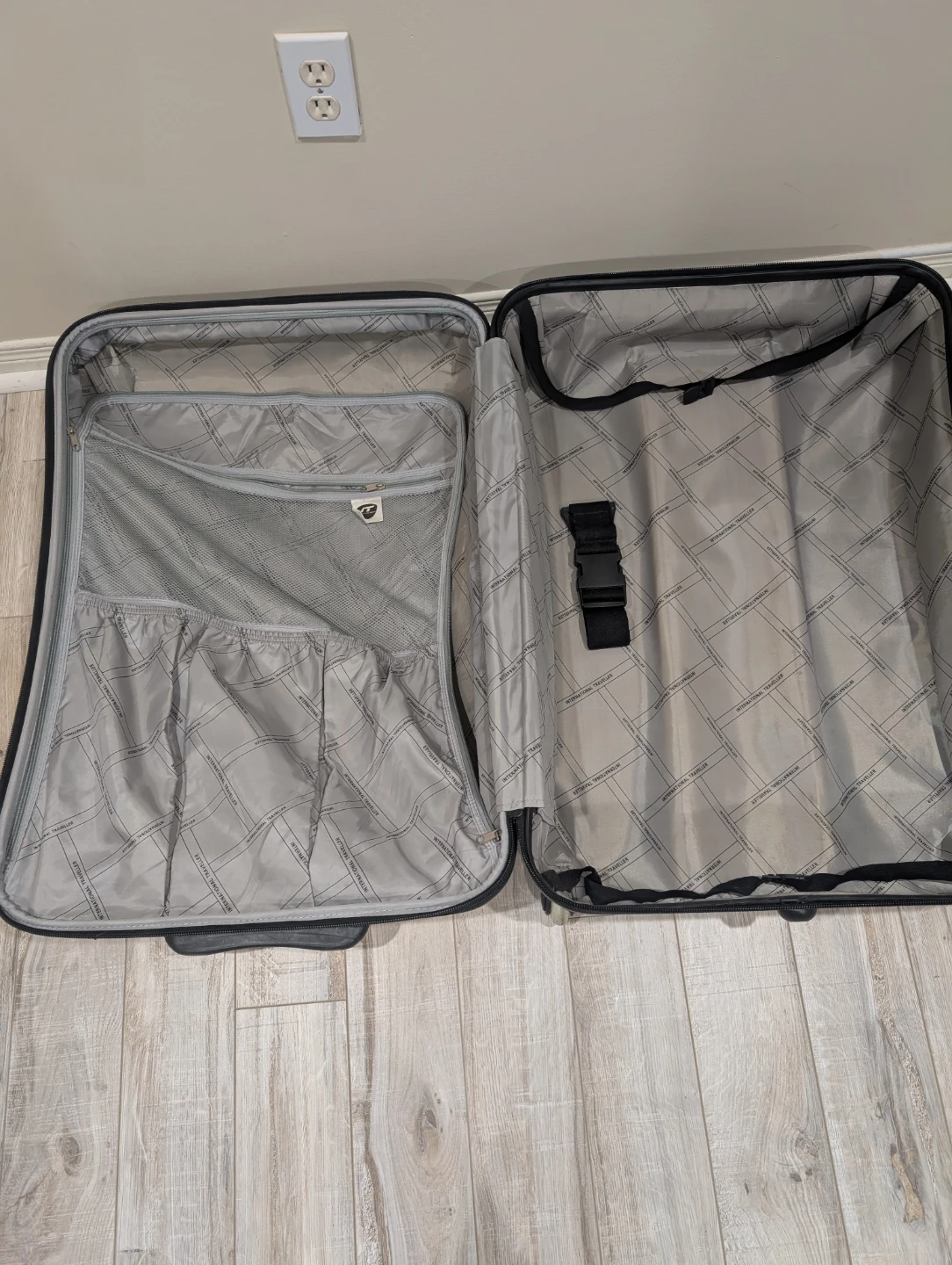 International Traveller Hard Shell Expandable Suitcase 🧡 - photo 3