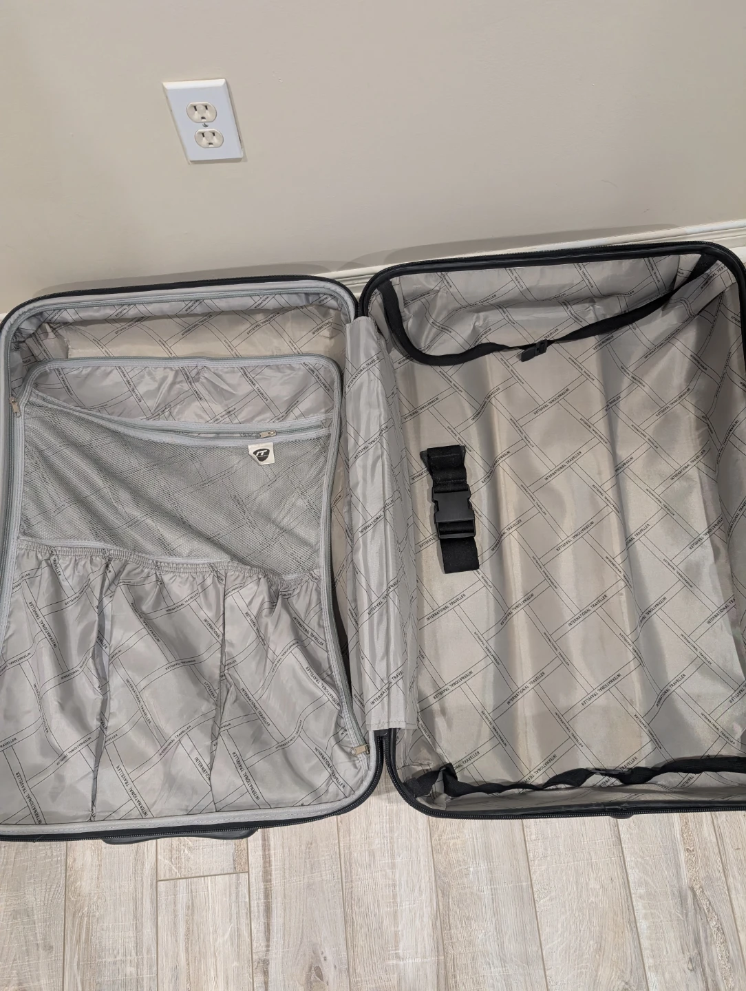 International Traveller Hard Shell Expandable Suitcase 🧡 - photo 4