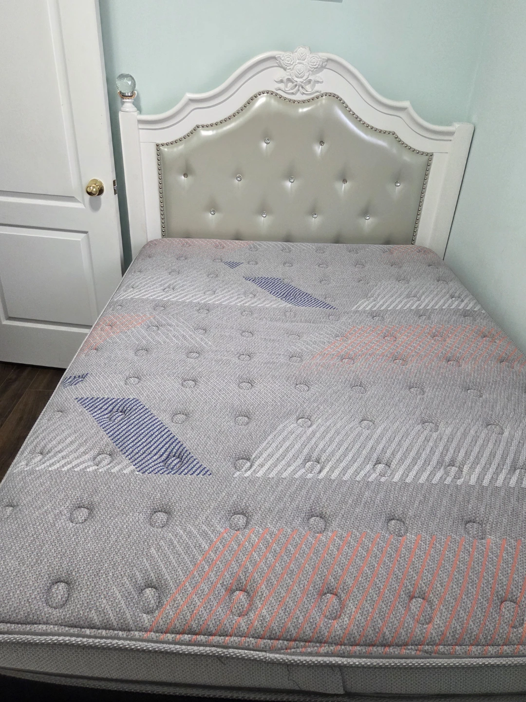 Serta Mattress with protector - photo 3