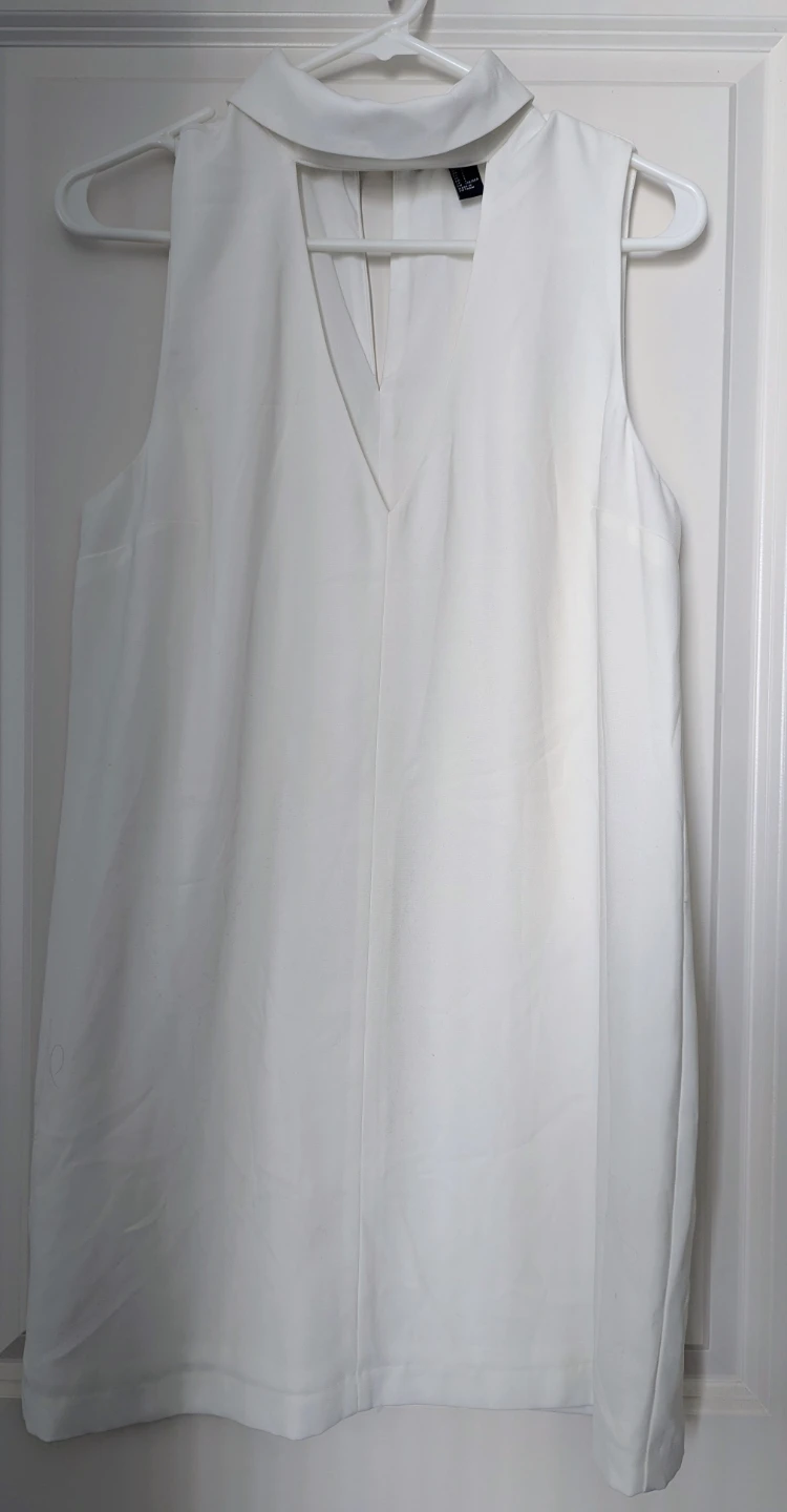 Stylish white v-neck dress