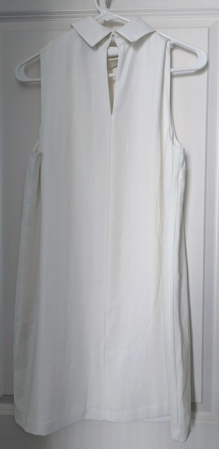 Stylish white v-neck dress - photo 2
