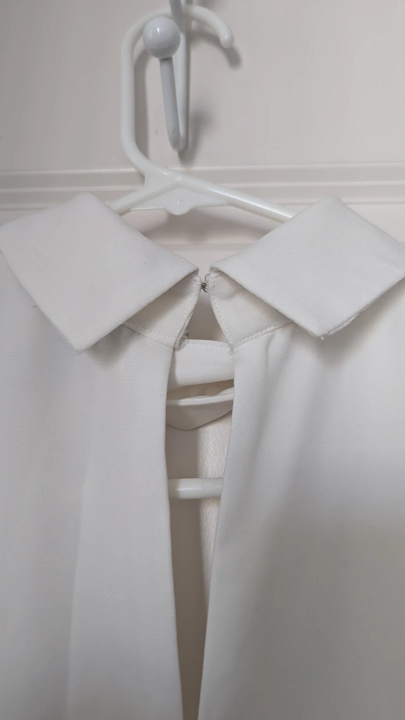 Stylish white v-neck dress - photo 3