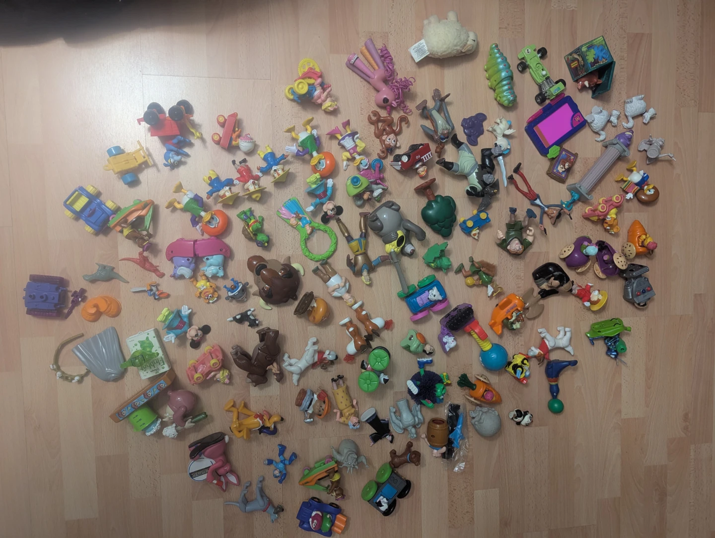 MAKE AN OFFER: LOT OF TOY FIGURES