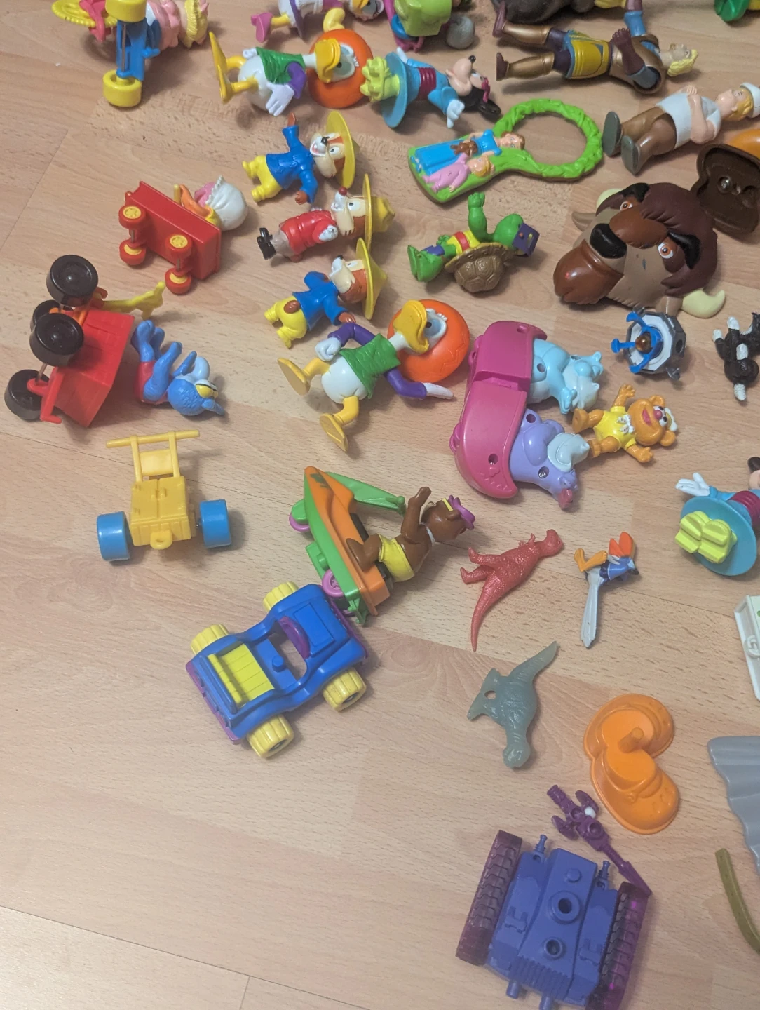 MAKE AN OFFER: LOT OF TOY FIGURES - photo 2