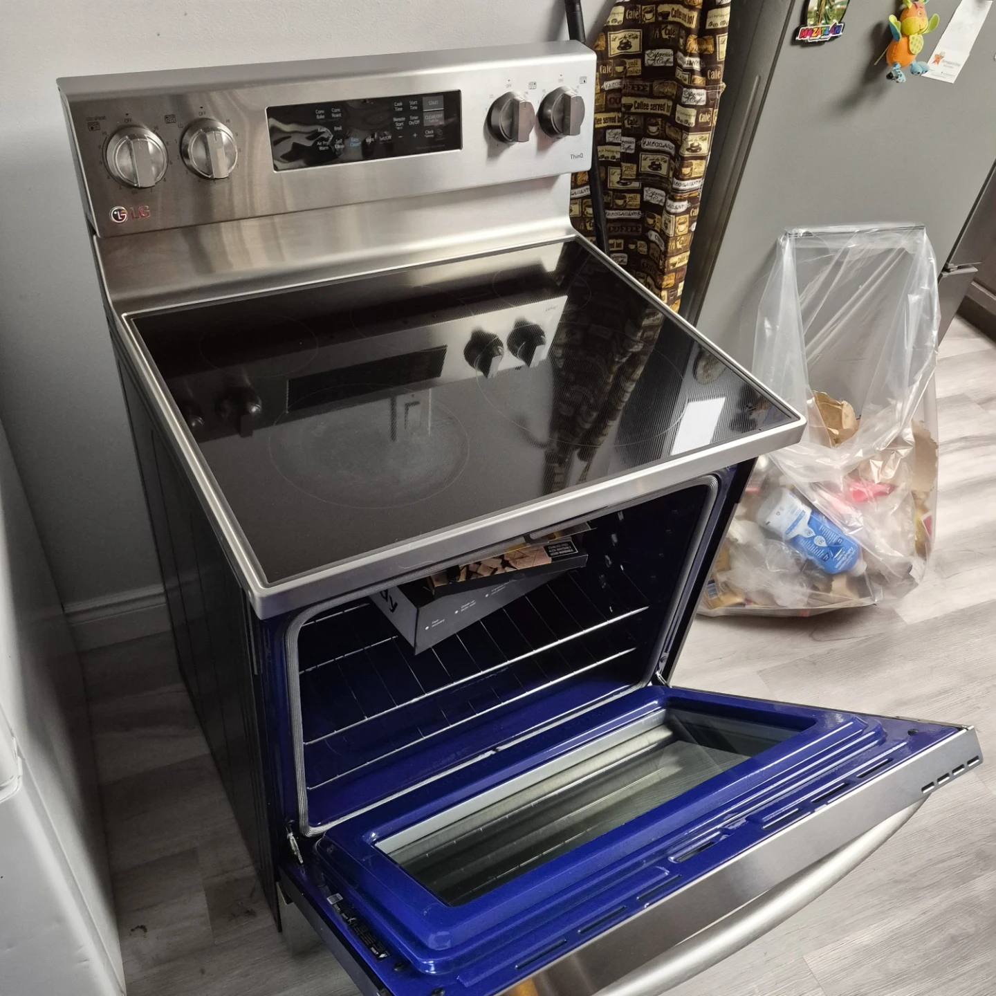 LG ThinQ Electric Range like new no damage - photo 3