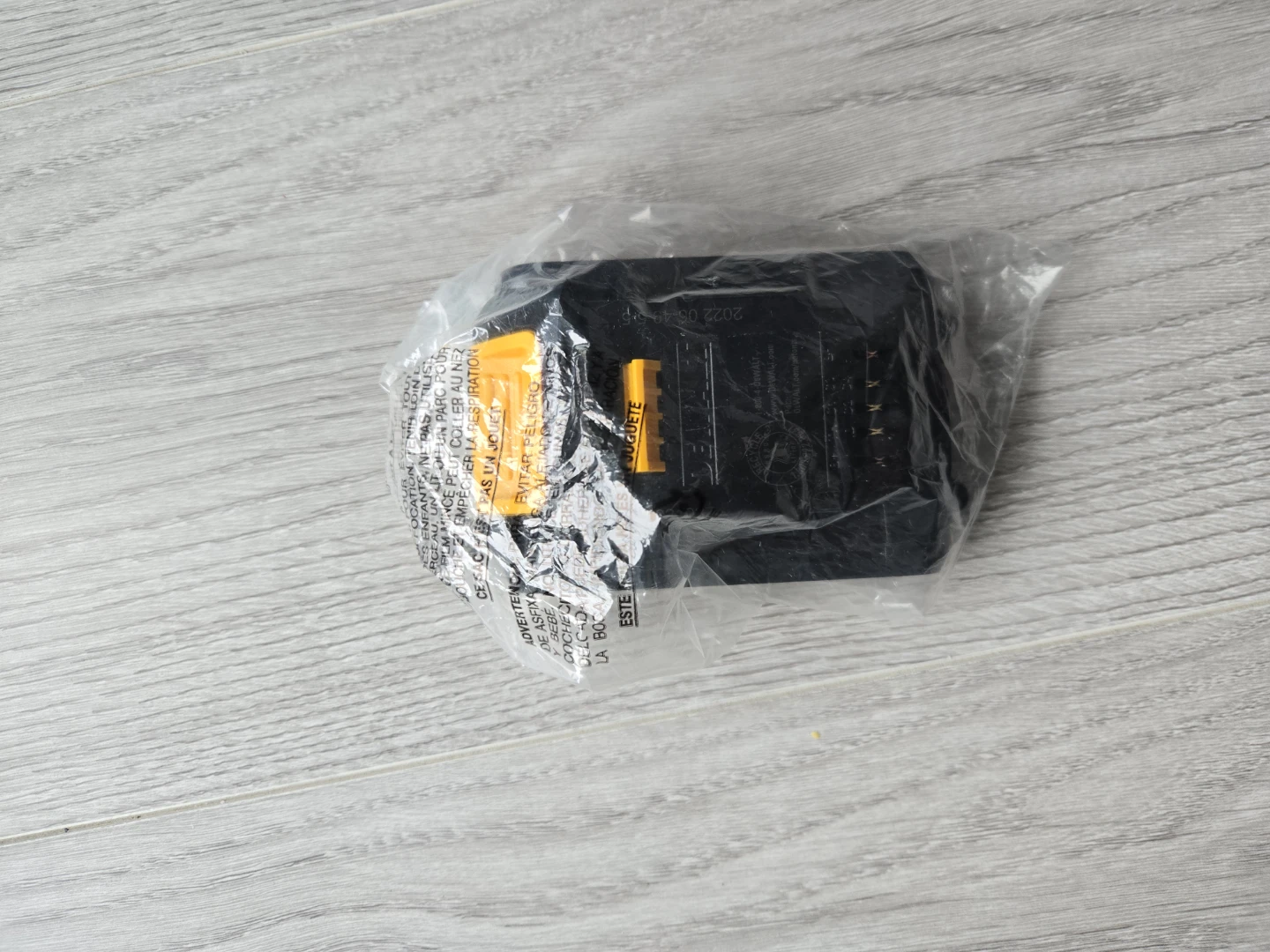 DeWalt 20V MAX Lithium Ion DCB201 Battery Pack - photo 3
