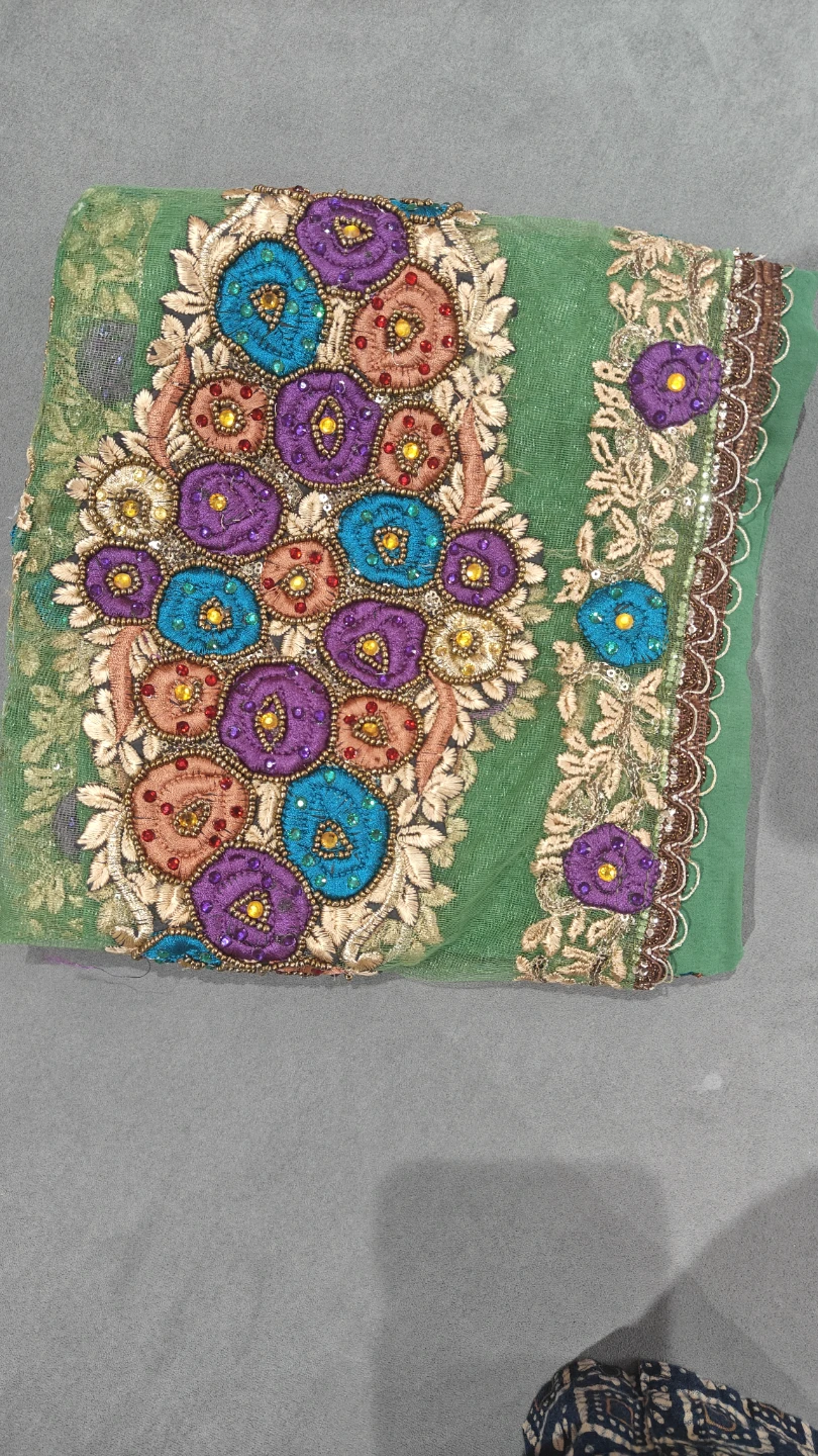 Green heavy Embroidered dupatta - photo 4