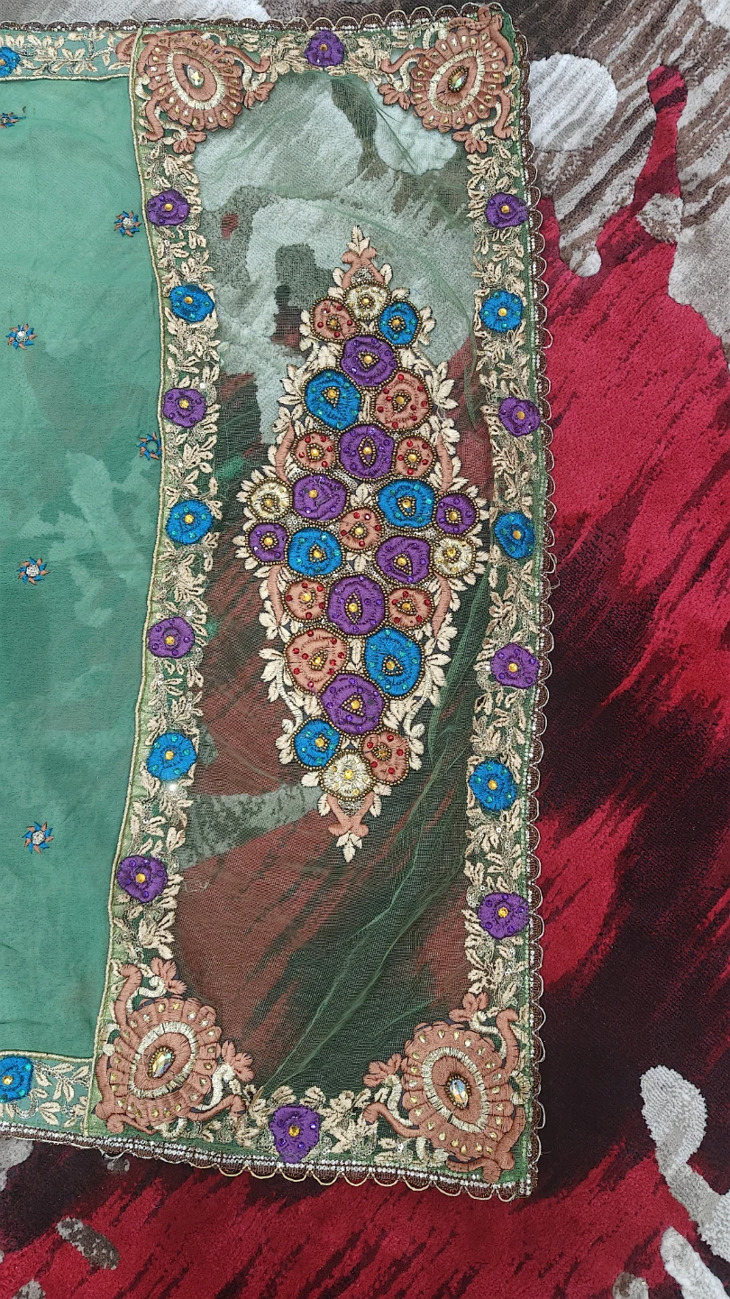 Green heavy Embroidered dupatta - photo 5