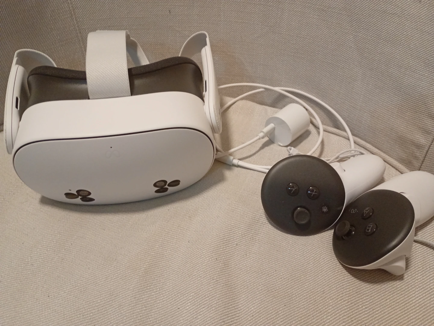 Meta quest 3s 128gb with 2 controllers and charger
