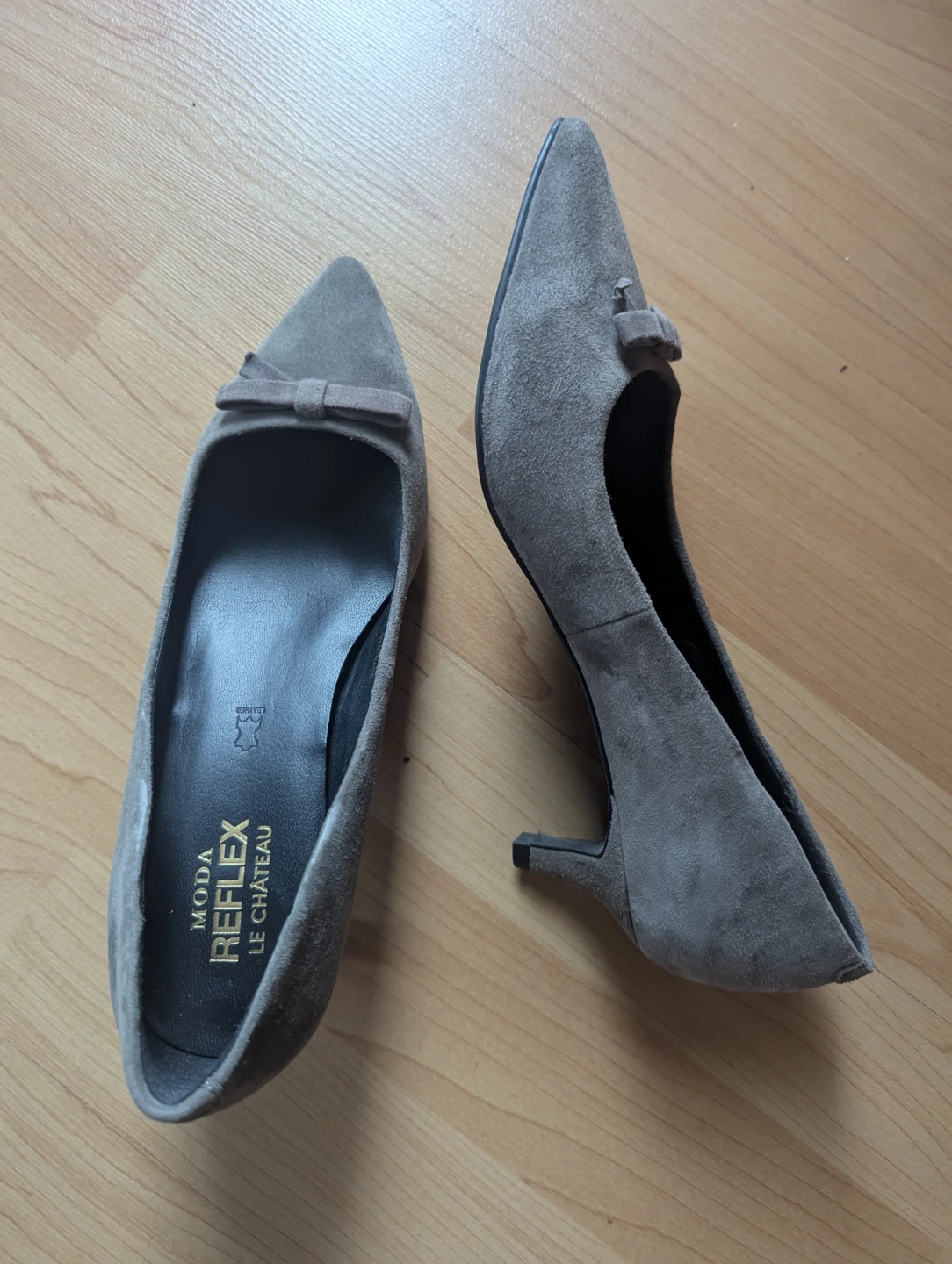 Moda Reflex Le Chateau Grey Suede Bow Heels size 7