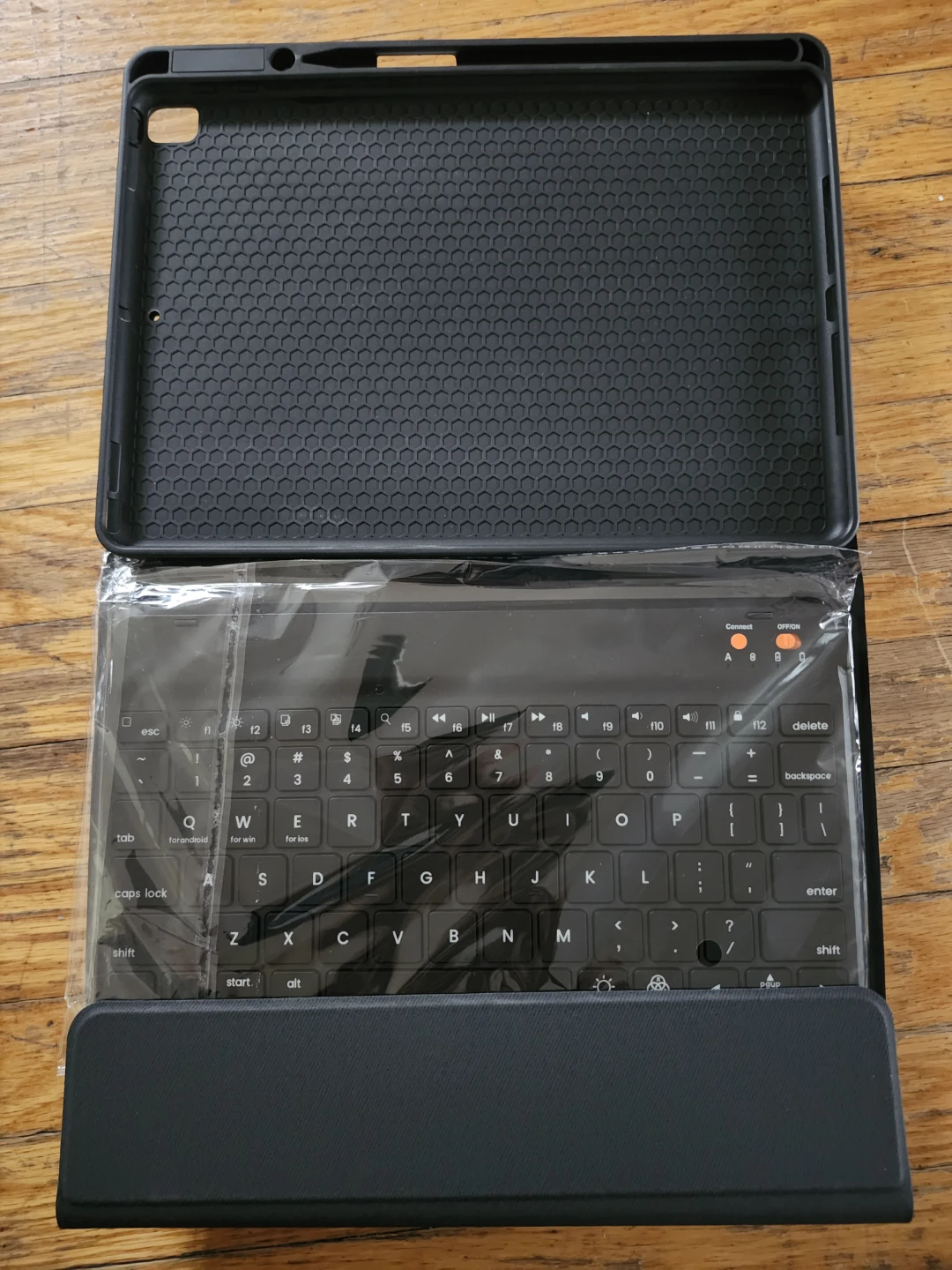 Black Wireless Keyboard Case for iPad