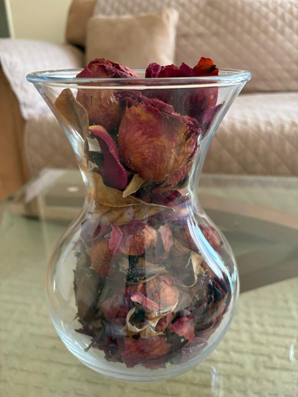Glass vase with dried rose petals - photo 2
