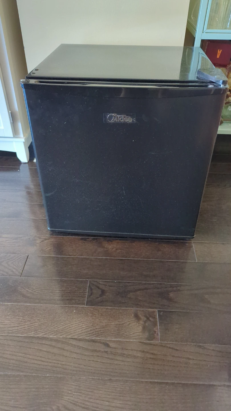 Midea Black Mini Fridge (180$ MSRP)