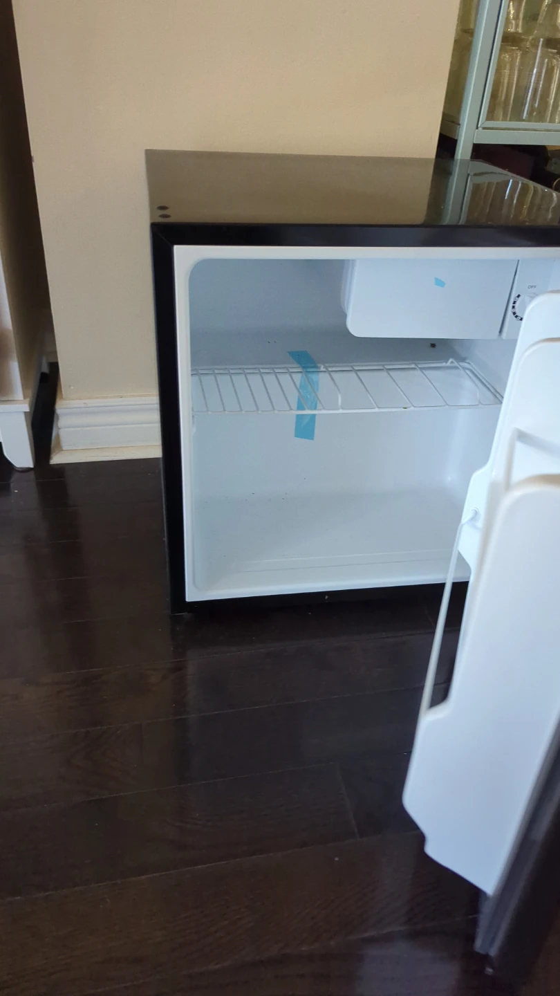 Midea Black Mini Fridge (180$ MSRP) - photo 2