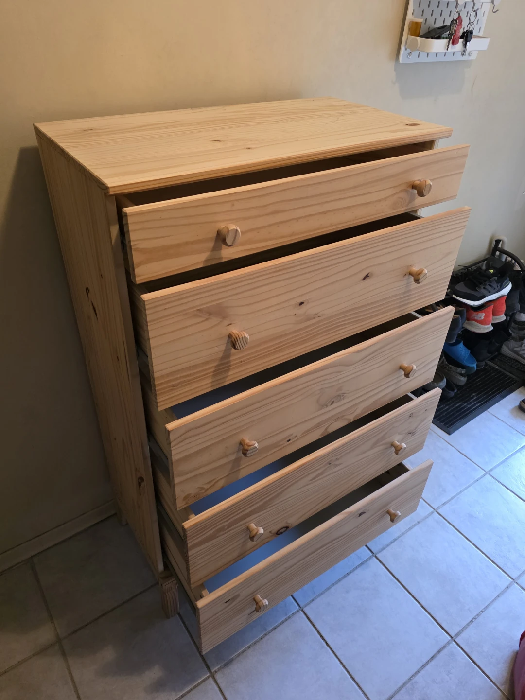 Pinewood 5-Drawer Dresser - photo 2